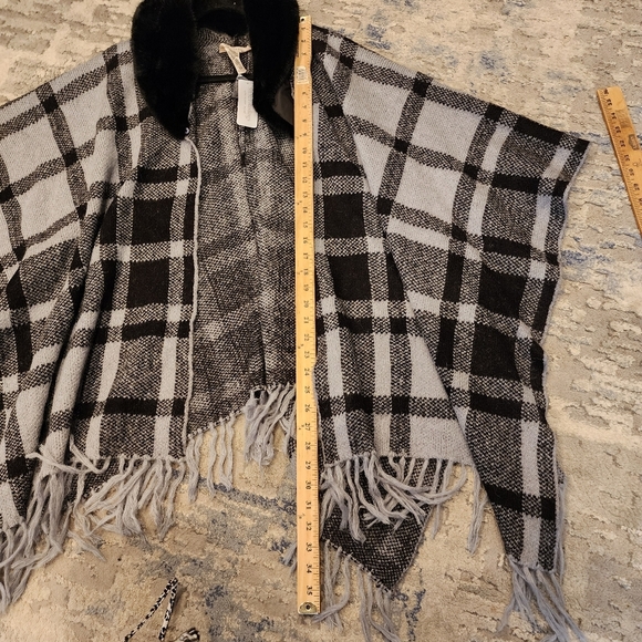 NWT Soft Surroundings Wool Alpaca Blend Black Grey Plaid Poncho Faux Fur Collar - Picture 6 of 16